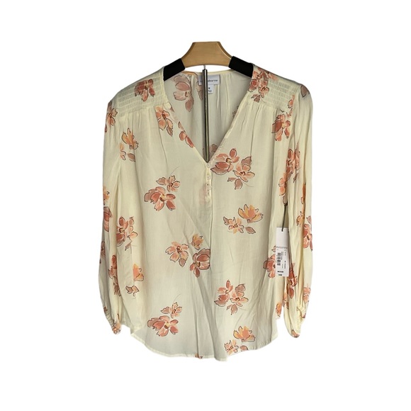 Liz Claiborne Tops - Liz Claiborne women’s size medium color, crema floral, long sleeve‎ lightweight